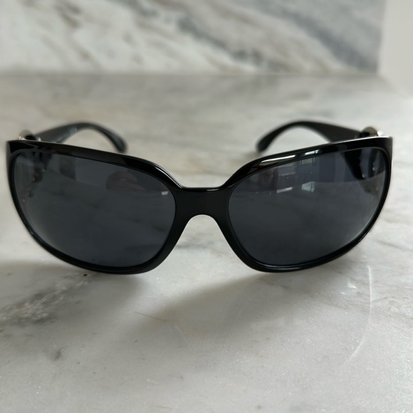 Authentic preowned black Chanel sunglasses with silver CC logo - Picture 2 of 8